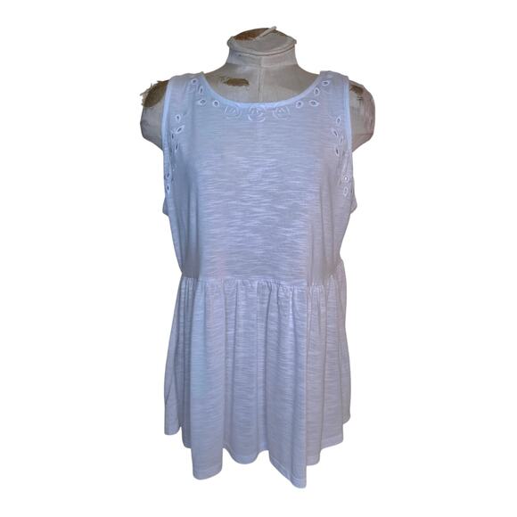 TORRID WHITE SLEEVELESS EYELET TOP SHIRT WOMENS PLUS SIZE 1 - Picture 1 of 5
